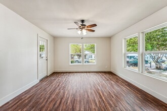 1046 Green St in Stephenville, TX - Building Photo - Building Photo