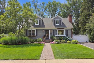 96 Lakeshore Dr in Red Bank, NJ - Building Photo