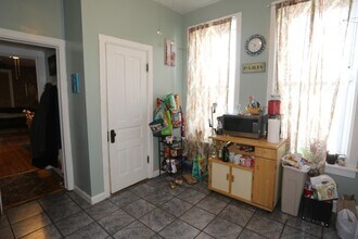 2057 W Roscoe St, Unit 2 in Chicago, IL - Building Photo - Building Photo