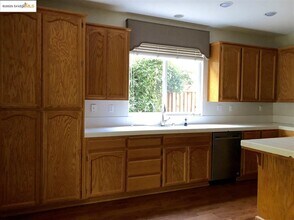861 Orchid Ct in Brentwood, CA - Foto de edificio - Building Photo
