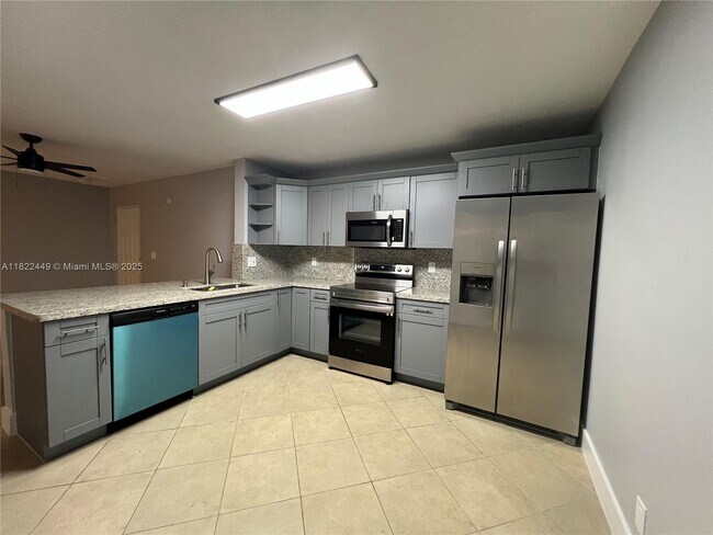 5761 Riverside Dr in Coral Springs, FL - Building Photo - Building Photo