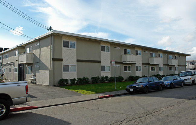 Franciscan Court Apartments in San Rafael, CA - Building Photo - Building Photo