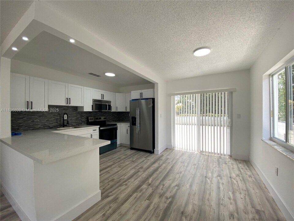 46 NW 44th St in Miami, FL - Building Photo