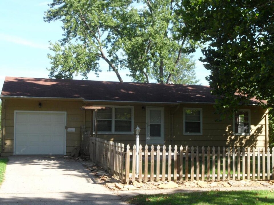 2544 SW Amhurst Rd in Topeka, KS - Building Photo