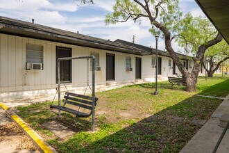 The LUX Riverside in Kerrville, TX - Foto de edificio - Building Photo