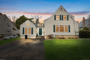 26 Davenport Ave in Westport, CT - Building Photo