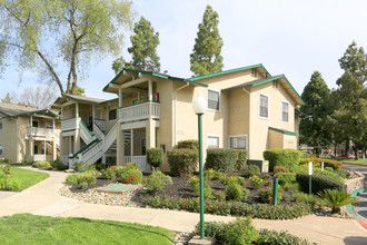 Riverglen Apartments, LLC in Sacramento, CA - Building Photo - Building Photo