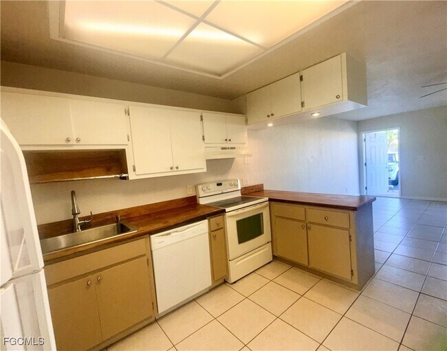 3417 SW Santa Barbara Pl in Cape Coral, FL - Building Photo - Building Photo