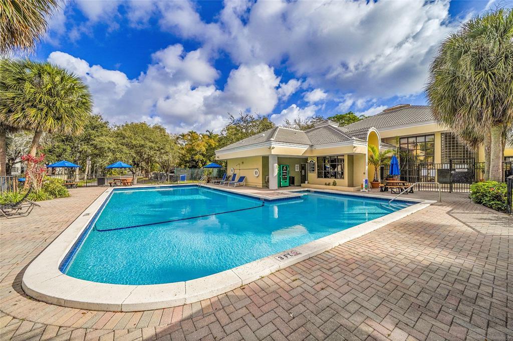 2445 SW 18th Ter, Unit 103 in Fort Lauderdale, FL - Building Photo