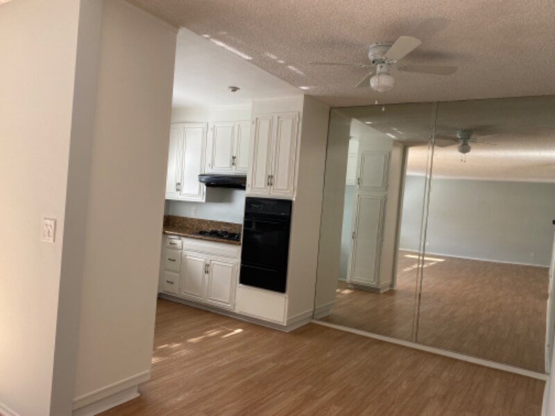5354 Lindley Ave in Encino, CA - Building Photo
