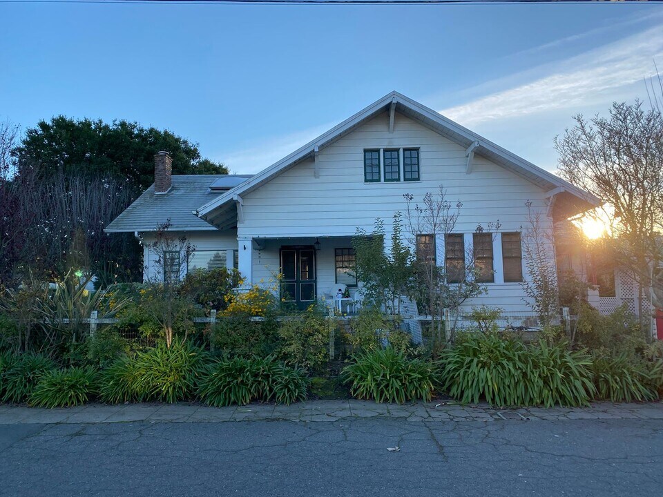 800 B St in Petaluma, CA - Building Photo
