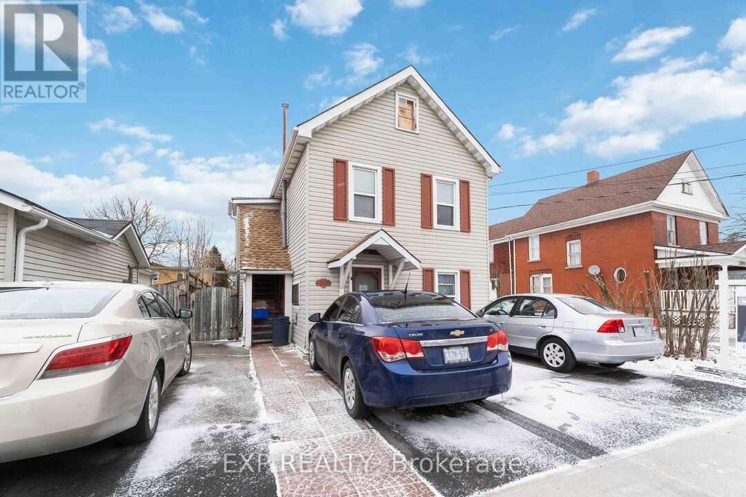 3937 Main St in Niagara Falls, ON - Building Photo