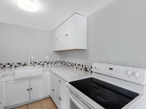311 Avanda Ct, Unit 7 in Clearwater, FL - Foto de edificio - Building Photo