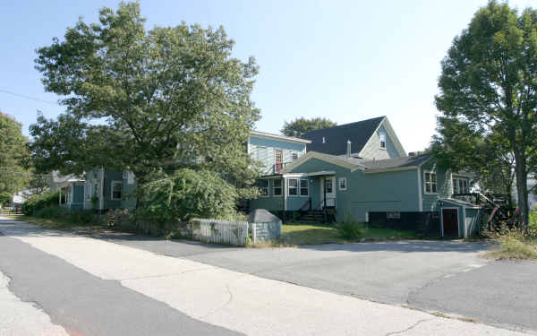 70 Pleasant St in Whitman, MA - Foto de edificio - Building Photo