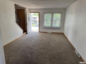 18 Parkview Dr in Eldridge, IA - Building Photo - Building Photo