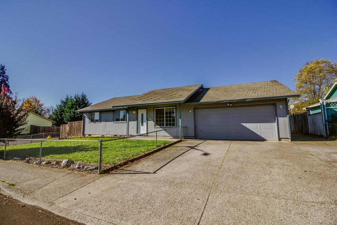 7114 NE 144th Ave in Vancouver, WA - Building Photo