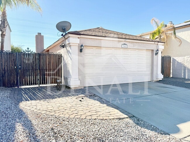 3943 W Whispering Wind Dr in Glendale, AZ - Building Photo - Building Photo