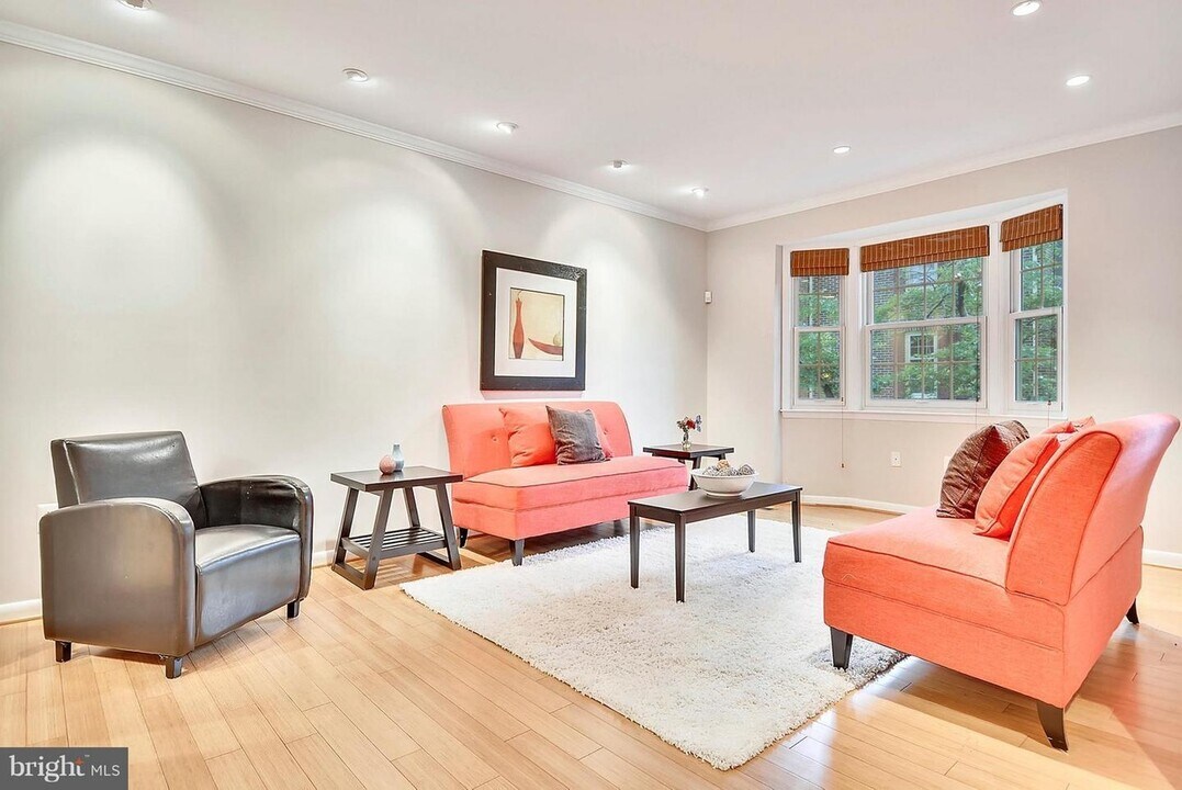 1107 Fairview Ct in Silver Spring, MD - Foto de edificio