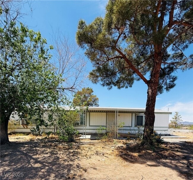property at 801 E Clementine St