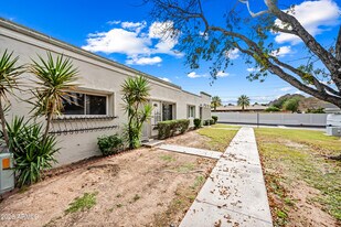 5945 E Thomas Rd in Scottsdale, AZ - Building Photo