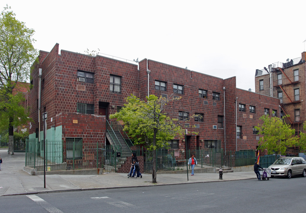 Plaza Borinquen Townhomes in Bronx, NY - Foto de edificio