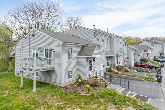 Greenwich Estates in West Warwick, RI - Building Photo - Building Photo