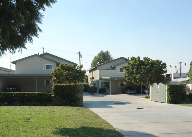 110-114 N Howard St in Corona, CA - Building Photo - Building Photo