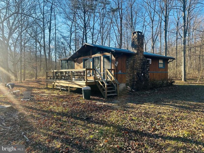 8 Dewdrop Ln in Great Cacapon, WV - Foto de edificio - Building Photo