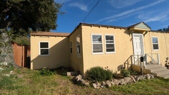 10204 Fairgrove Ave in Tujunga, CA - Building Photo