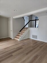 5800 Owensmouth Ave, Unit 21 in Woodland Hills, CA - Building Photo - Building Photo