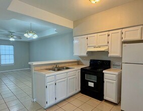 2005 Cross St in Laredo, TX - Foto de edificio - Building Photo