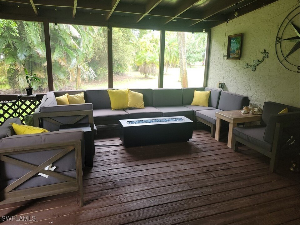 5259 Myrtle Ln in Naples, FL - Foto de edificio
