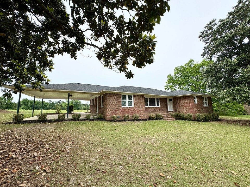 2416 Brunson Springs Rd in Galivants Ferry, SC - Foto de edificio