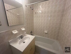 GRAND CENTRAL PARKWAY in Queens, NY - Building Photo - Building Photo