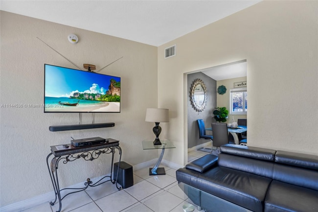 2167 NW 23rd St, Unit 1 in Miami, FL - Foto de edificio - Building Photo