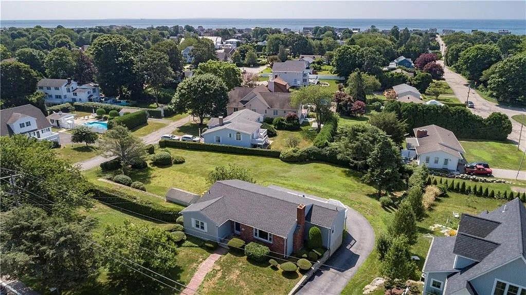 47 Shore Rd in Westerly, RI - Foto de edificio