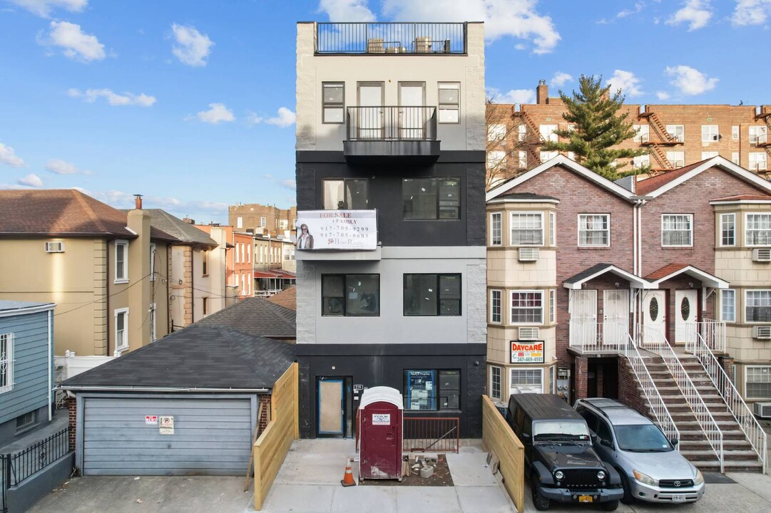 239 E 28th St in Brooklyn, NY - Building Photo