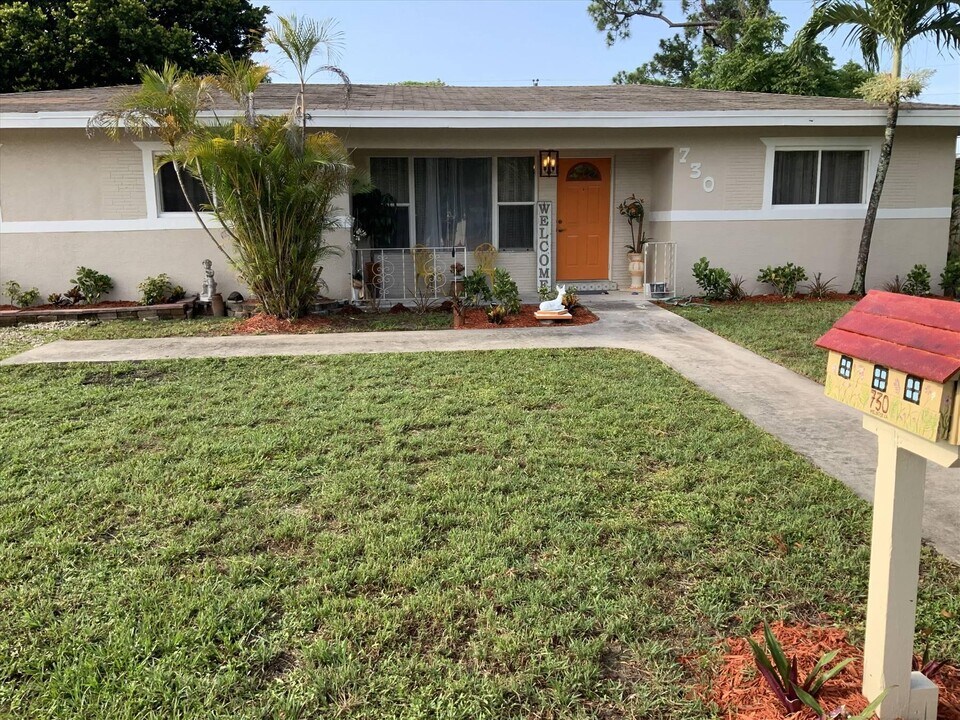 730 E Melrose Cir in Fort Lauderdale, FL - Building Photo