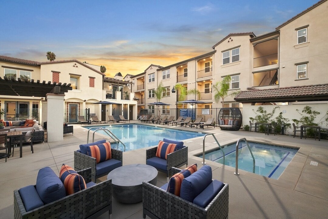 Lincoln Village Apartment Homes in Riverside, CA - Foto de edificio