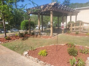 Forest Royale Apartments in Hattiesburg, MS - Building Photo - Building Photo