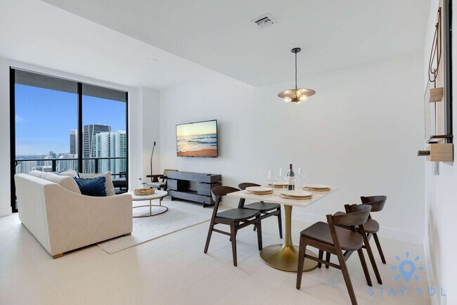 601 NE 1st Ave in Miami, FL - Building Photo - Building Photo