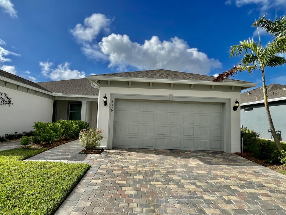 13777 SW Gingerline Dr in Port St. Lucie, FL - Building Photo