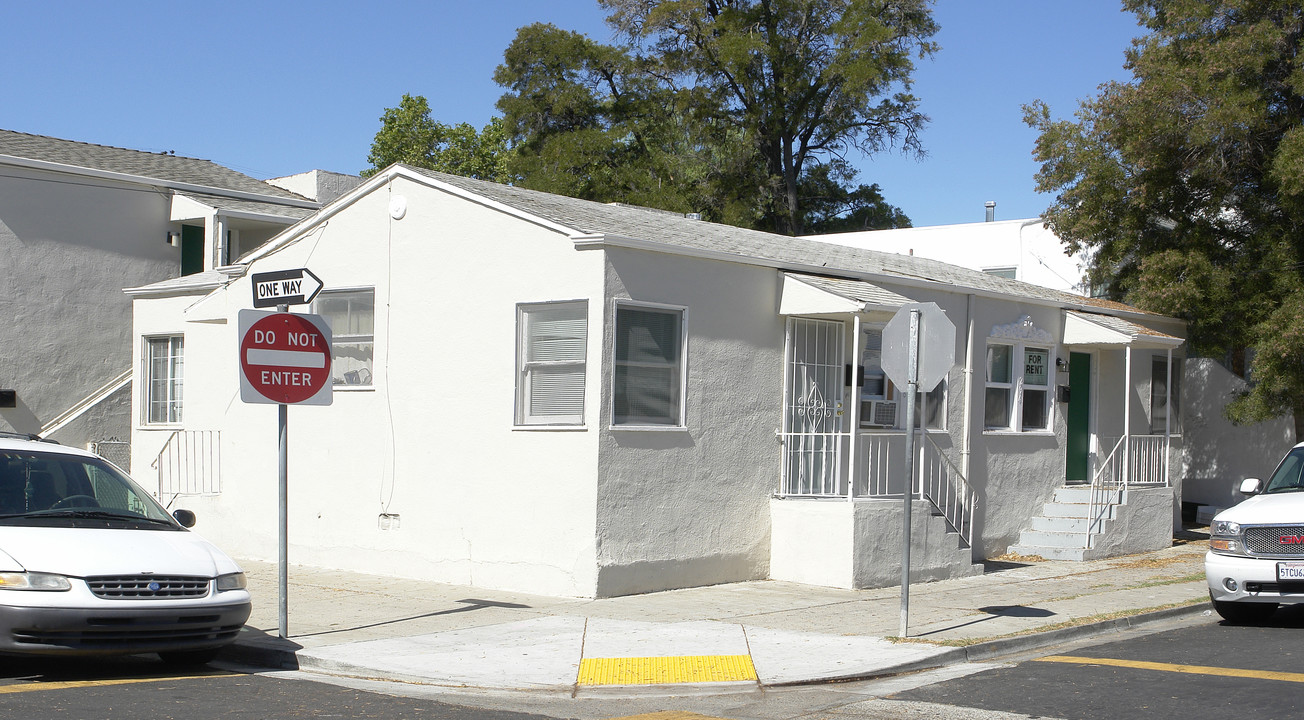 294-298 E 17th St in Pittsburg, CA - Building Photo