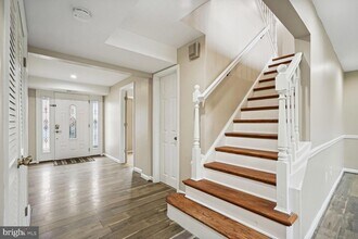 8102 Pinelake Ct in Alexandria, VA - Foto de edificio - Building Photo