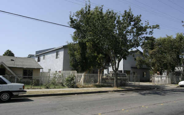 11307 Wright Rd in Lynwood, CA - Building Photo