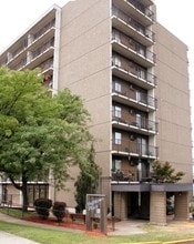 Highlawn Place in Huntington, WV - Foto de edificio - Building Photo