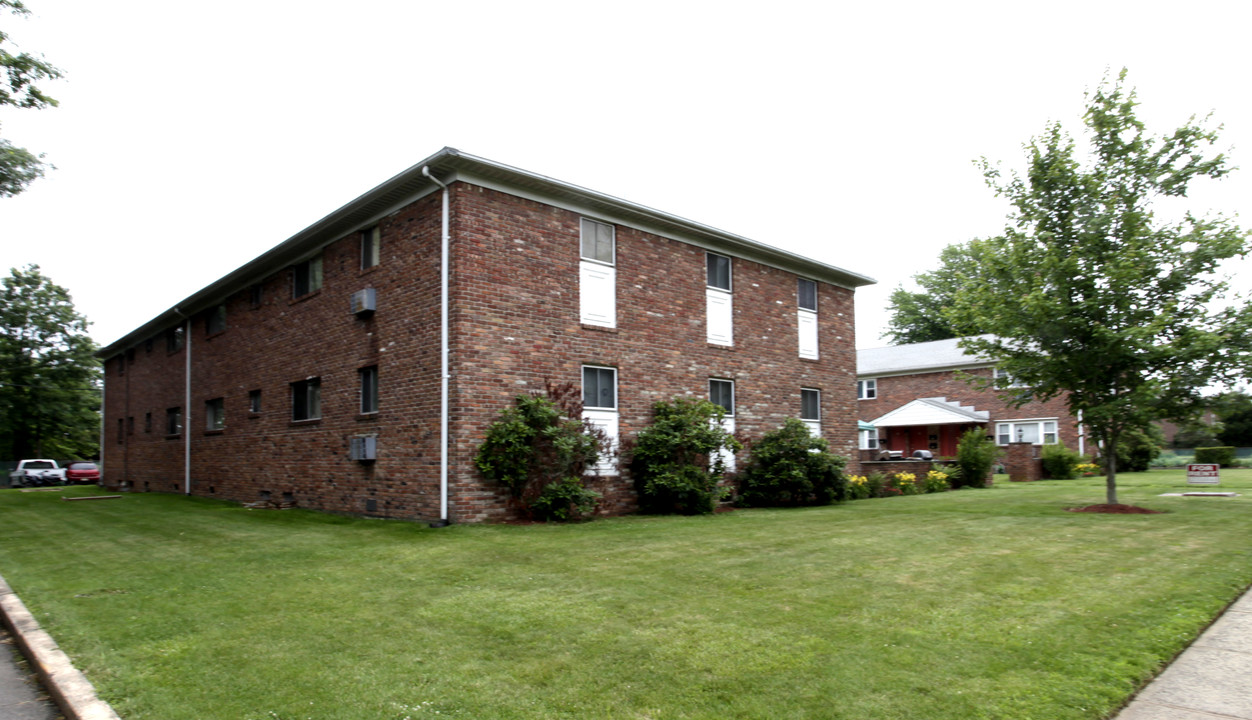 Adam's Court Apartments in Sewaren, NJ - Building Photo