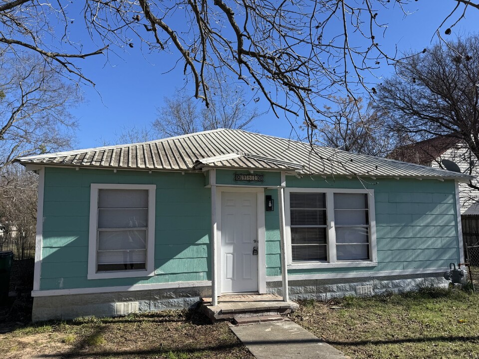 951 Clinton Ave in Stephenville, TX - Building Photo