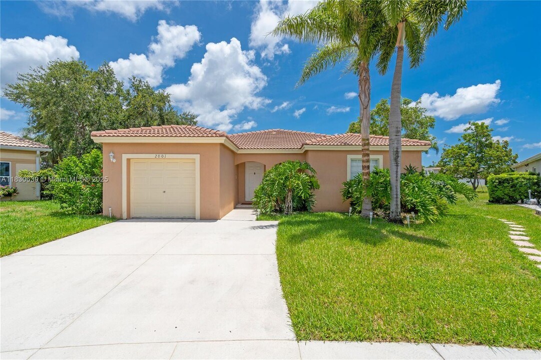 2001 SW 104th Ave in Miramar, FL - Building Photo
