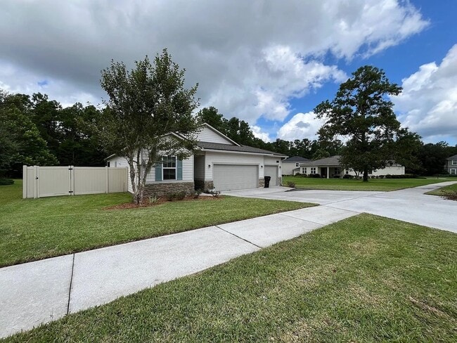 3074 Paddle Creek Dr in Green Cove Springs, FL - Building Photo - Building Photo